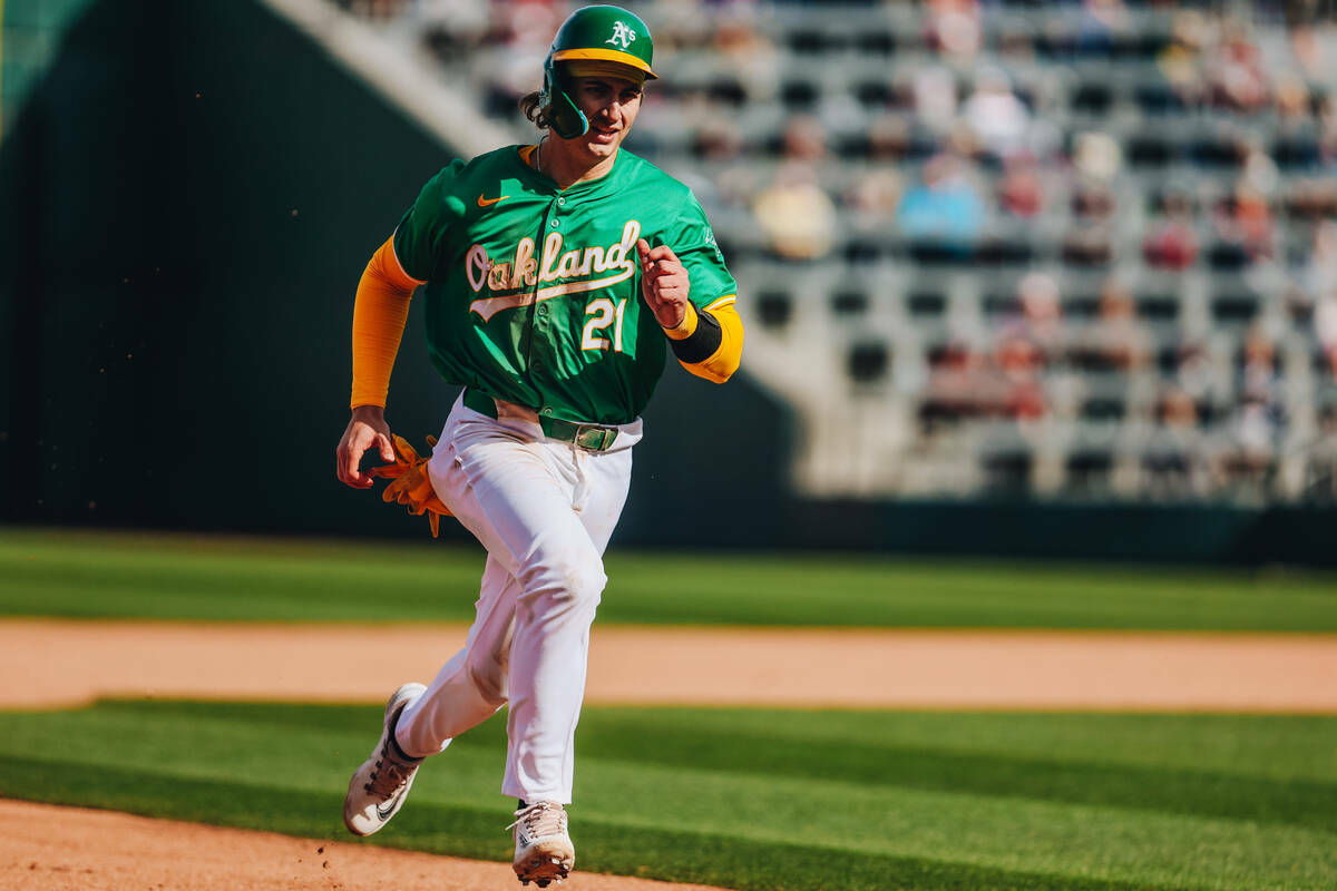 El catcher de los Oakland A's Tyler Soderstrom (21) corre hacia la cuarta base durante un parti ...