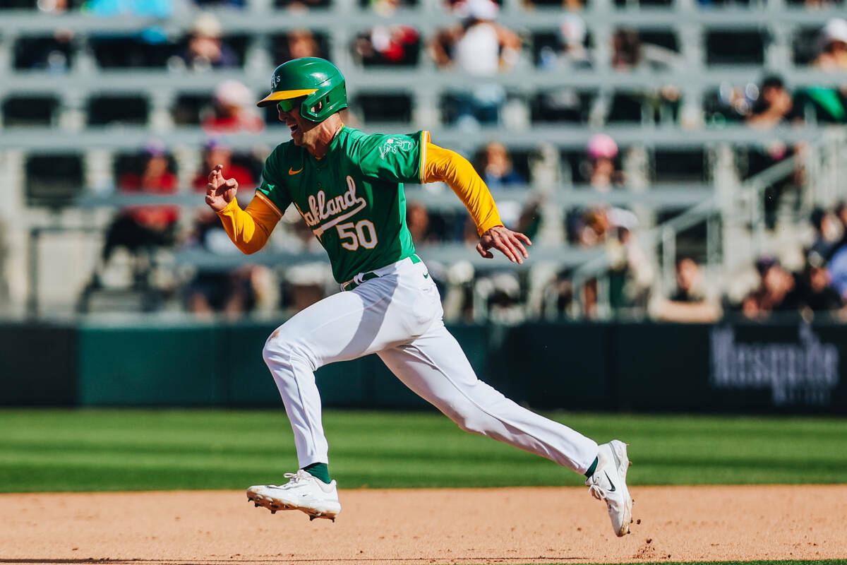 El infielder de los Oakland A's Armando Alvarez (50) corre hacia la tercera base durante un jue ...