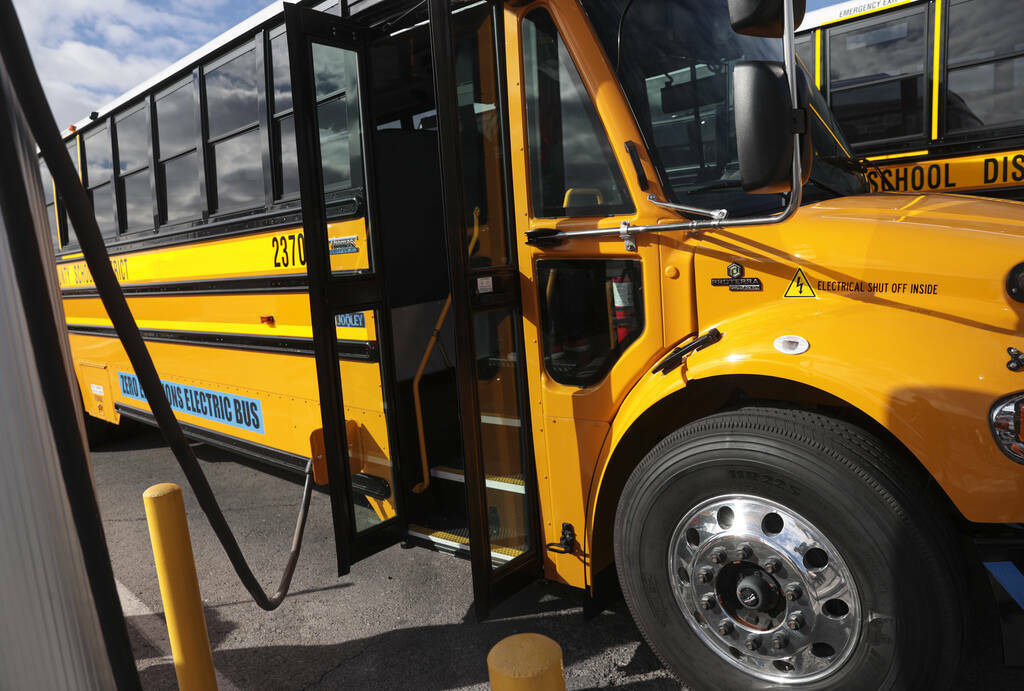 ARCHIVO - Un autobús escolar eléctrico adquirido por el Distrito Escolar del Condado Clark ca ...