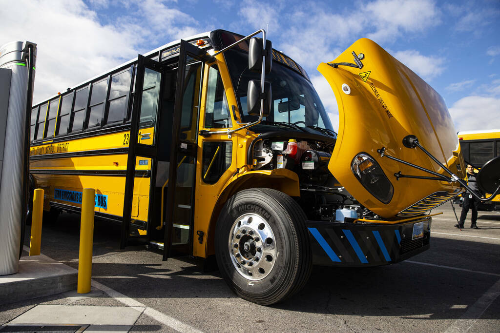 ARCHIVO - Un autobús escolar eléctrico adquirido por el Distrito Escolar del Condado Clark ca ...