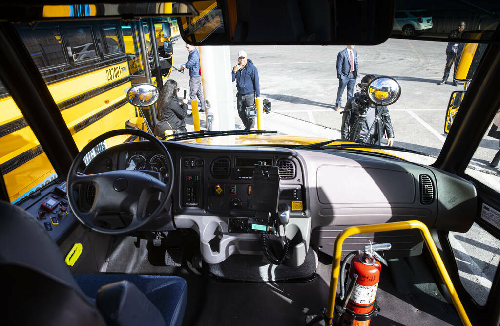 ARCHIVO - El tablero de un autobús escolar eléctrico adquirido por el Distrito Escolar del Co ...