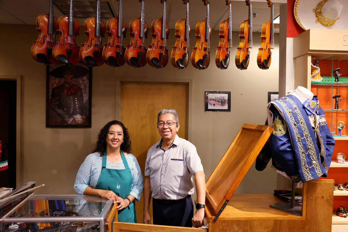 Claudia Rivera y Juan Soto, co-propietarios de Mariachi Depot, posan en su tienda en Boulevard ...