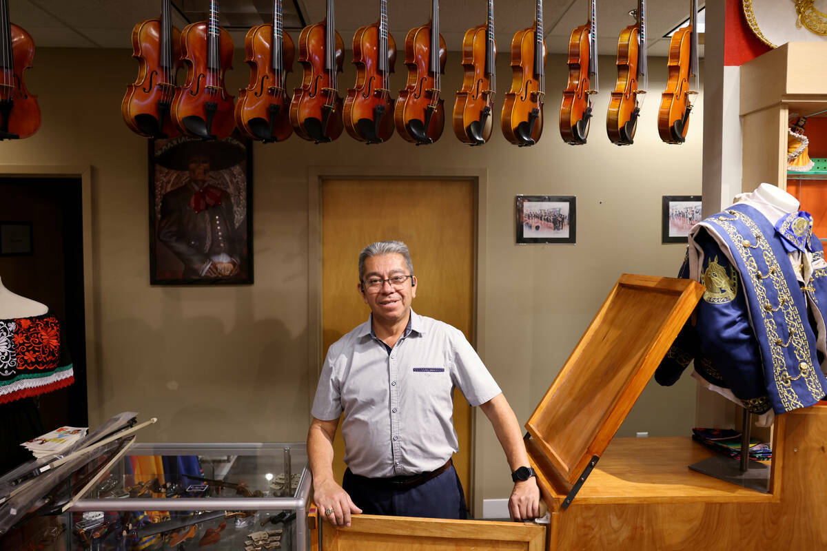 Juan Soto, copropietario de Mariachi Depot, posa en su tienda de Boulevard Mall, en Maryland Pa ...