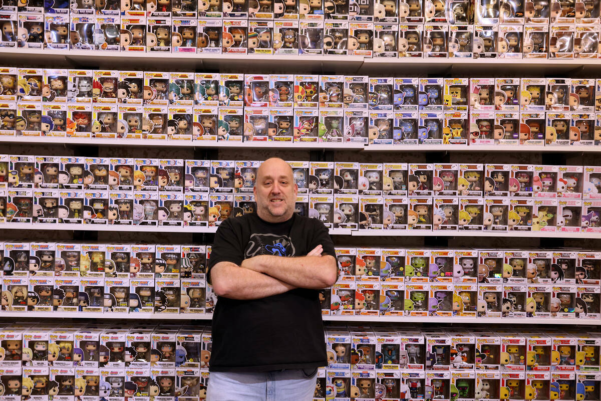 Matthew Gargiulo, dueño de The Pop Shack Toys & Collectibles, posa en su tienda en Boulevard M ...