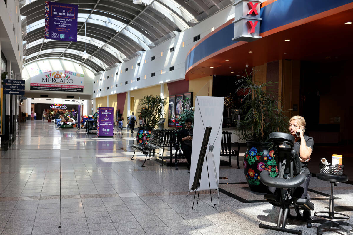 Una masajista espera a los clientes en Boulevard Mall en Maryland Parkway, en Las Vegas, el mar ...