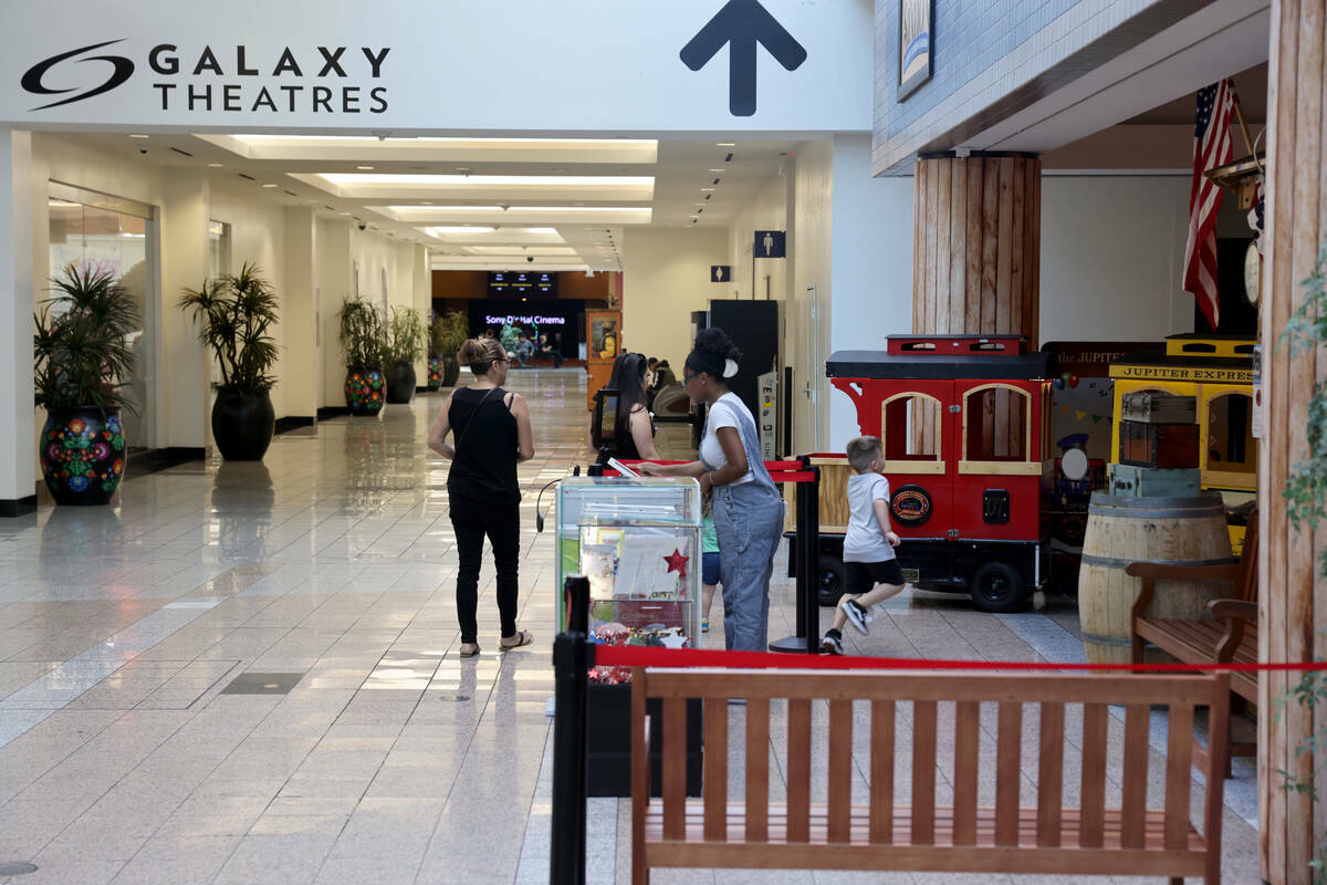 Un tren para familias es visto en Boulevard Mall en Maryland Parkway, en Las Vegas, el martes 2 ...