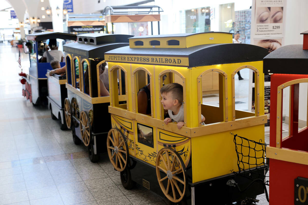 Un tren para las familias visto en Boulevard Mall en Maryland Parkway, en Las Vegas, el martes ...