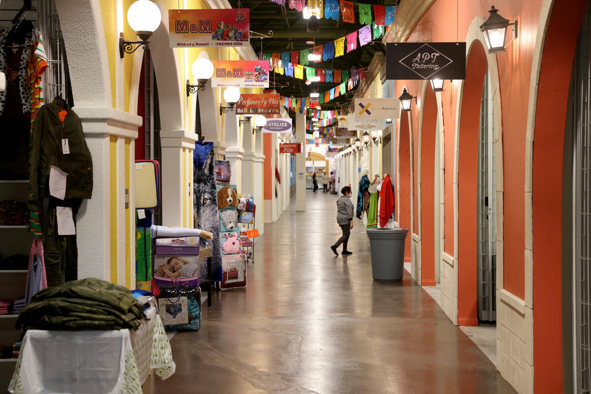 Vendedores esperan a los clientes en El Mercado de The Boulevard Mall, en Las Vegas, el Black F ...