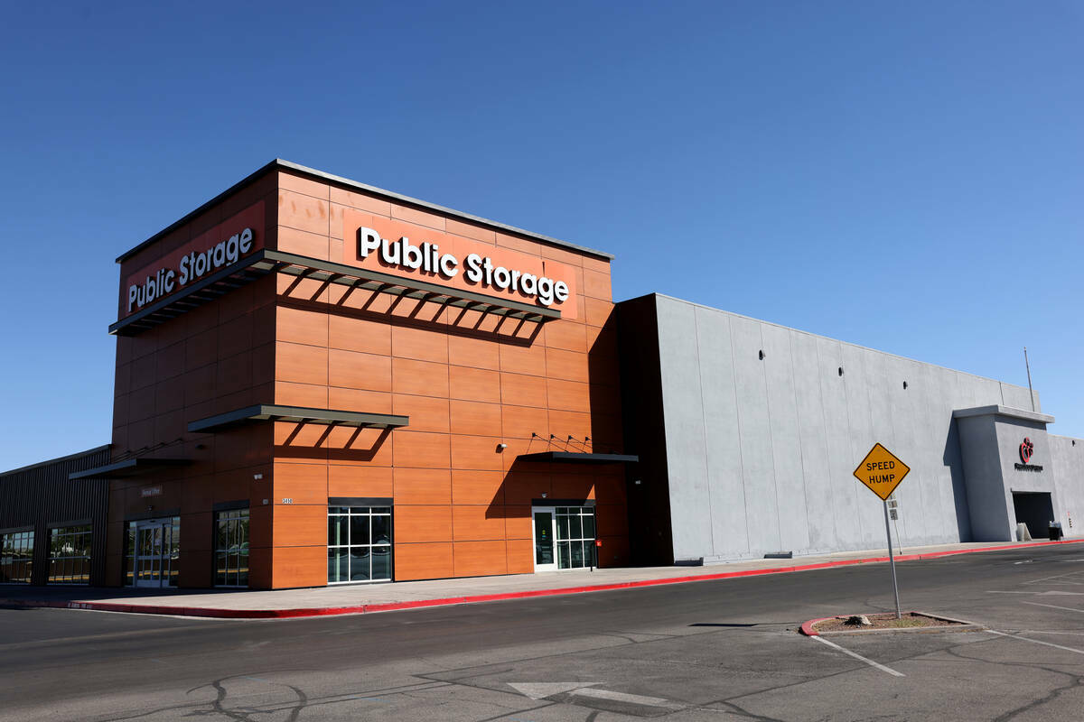 Public Storage se muestra en parte de un espacio que una vez albergó a Sears en Boulevard Mall ...