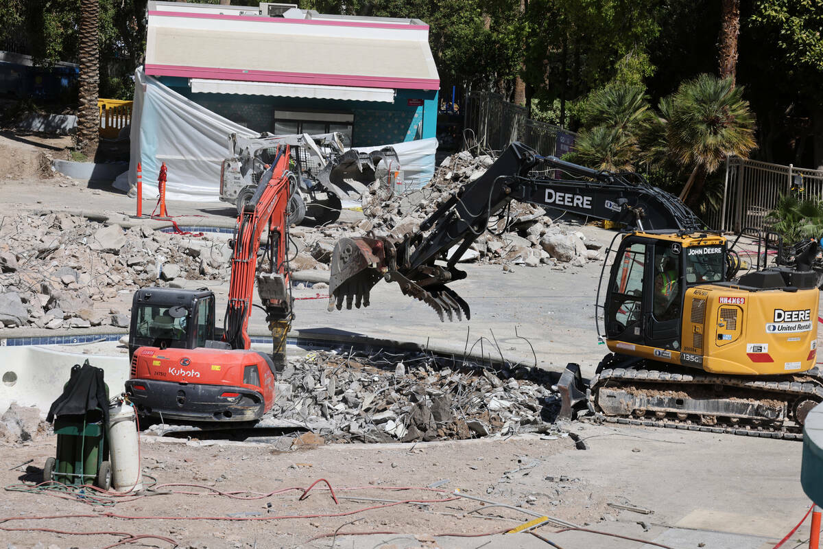 Continúa la renovación en la Go Pool en el Flamingo, en el Strip de Las Vegas, el martes 1 de ...