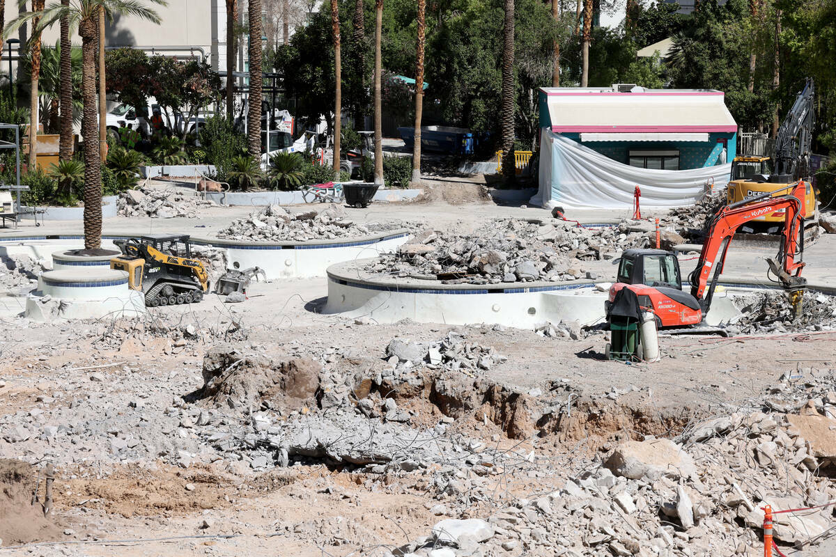 Continúa la renovación en la Go Pool en el Flamingo, en el Strip de Las Vegas, el martes 1 de ...