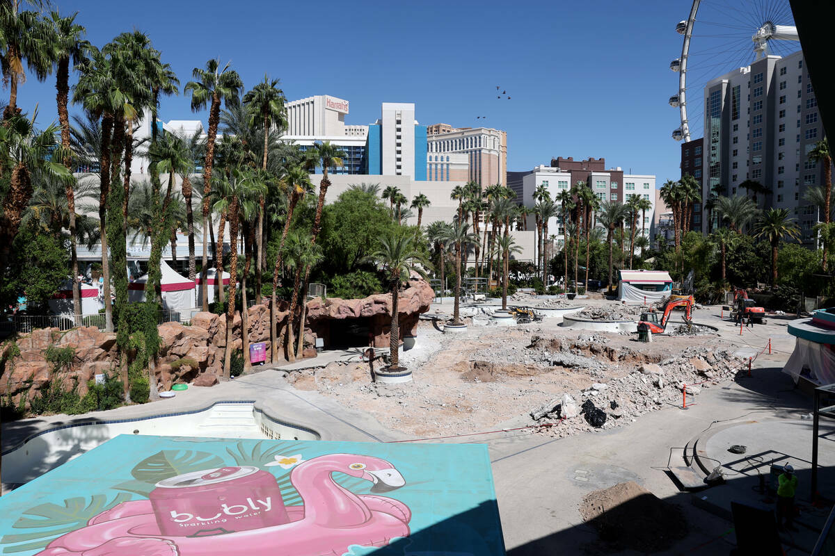 Continúa la renovación en la Go Pool en el Flamingo, en el Strip de Las Vegas, el martes 1 de ...