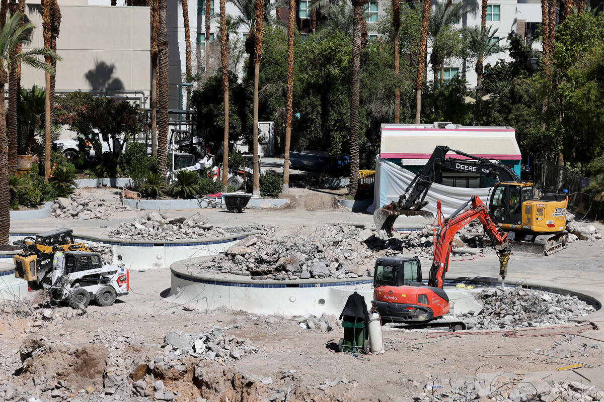 Continúa la renovación en la Go Pool en el Flamingo, en el Strip de Las Vegas, el martes 1 de ...