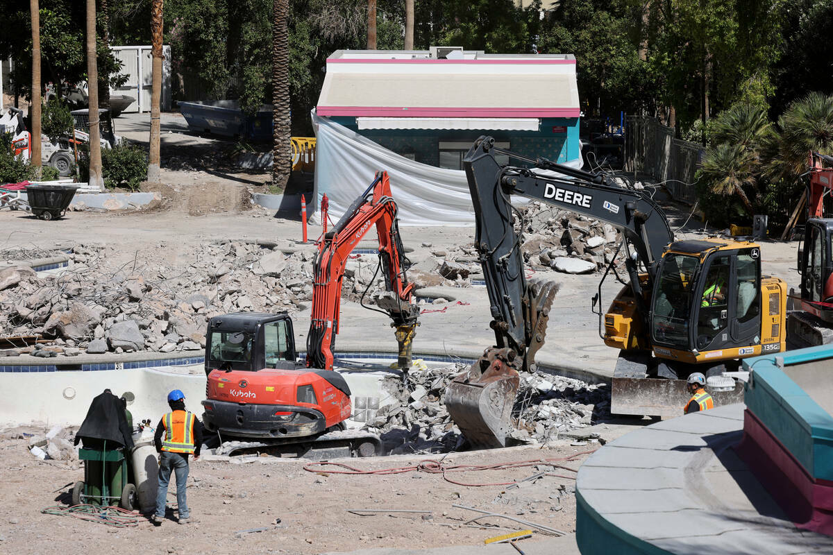 Continúa la renovación en la Go Pool en el Flamingo, en el Strip de Las Vegas, el martes 1 de ...