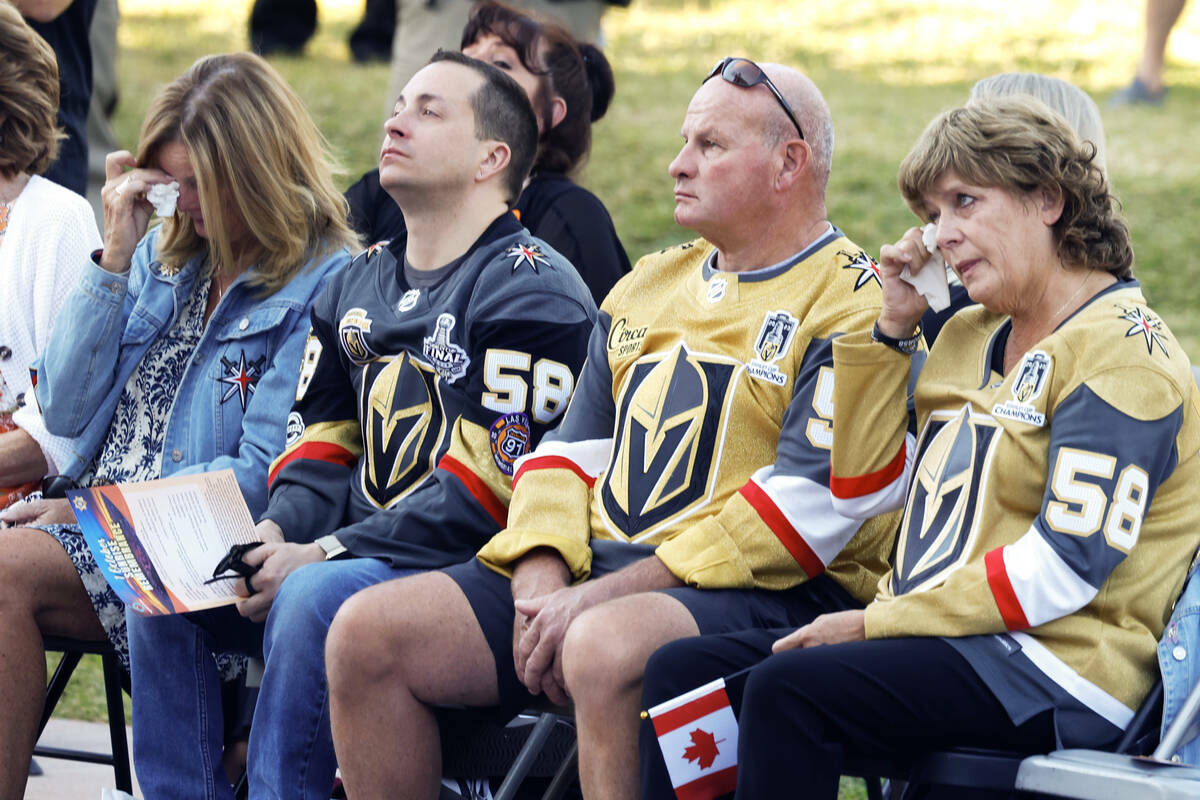 Familiares de la víctima del tiroteo del 1 de octubre Jordan McIldoon de Maple Ridge, British ...