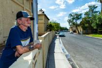 El vecino Winfred Cooch disfruta de un cigarrillo a lo largo de Natalee Drive en la comunidad d ...