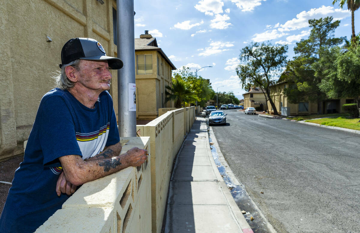 El vecino Winfred Cooch disfruta de un cigarrillo a lo largo de Natalee Drive en la comunidad d ...