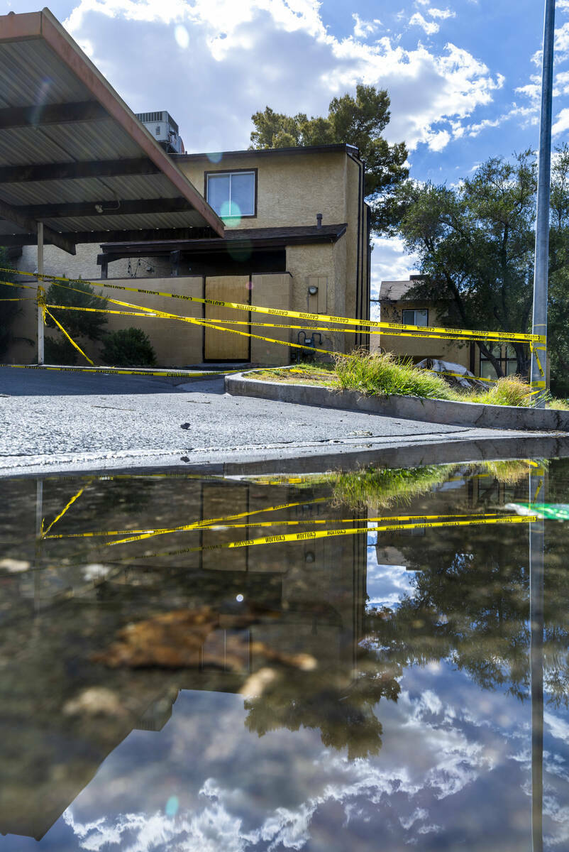 Cinta de precaución rodea un área de cochera mientras el agua se estanca a lo largo de Natale ...