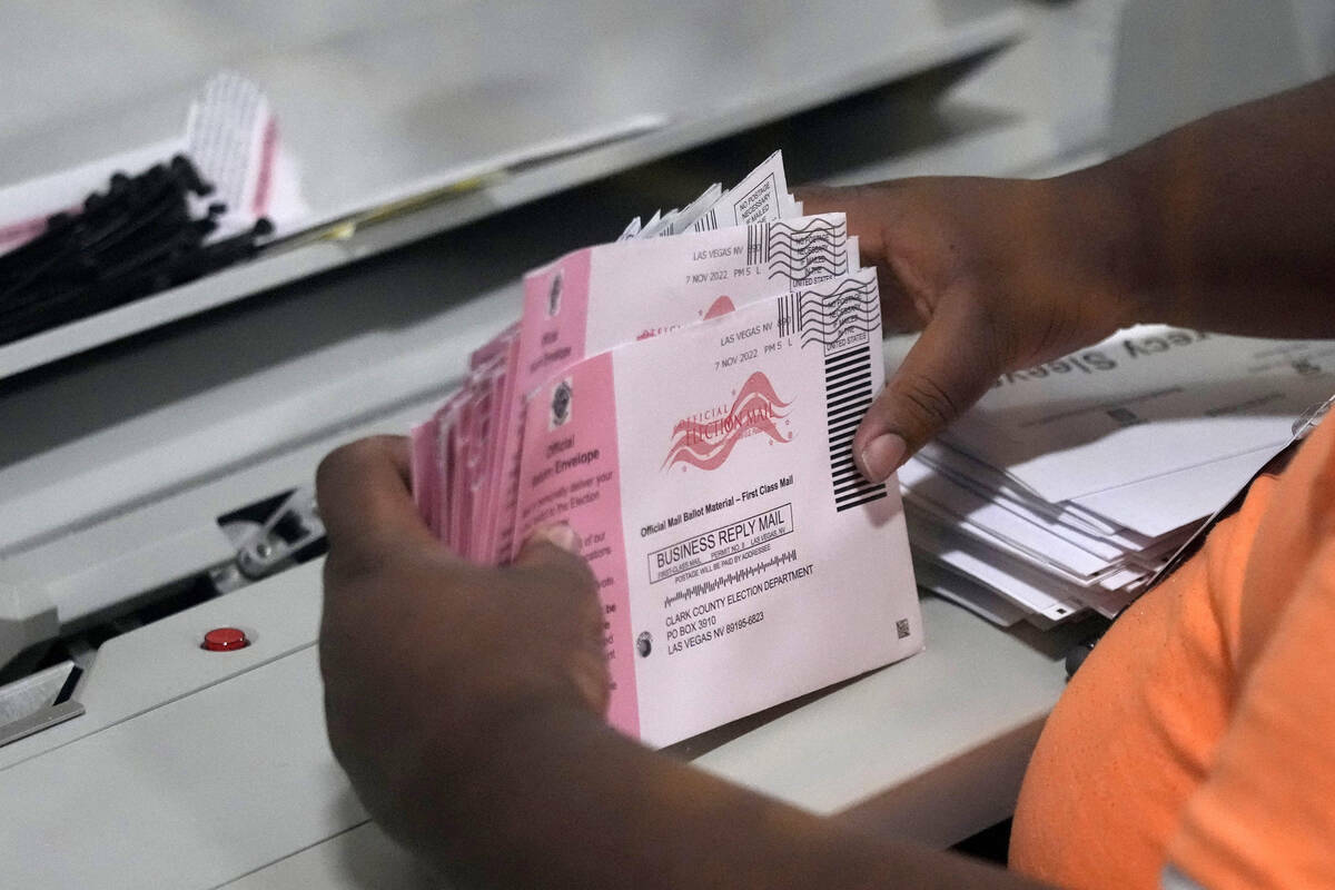 Un trabajador electoral prepara las boletas de voto por correo en el Departamento Electoral del ...