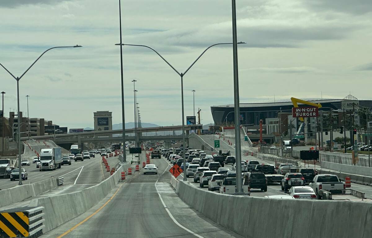 Tránsito en la Interstate 15 en dirección sur visto desde la rampa de acceso al carril de des ...