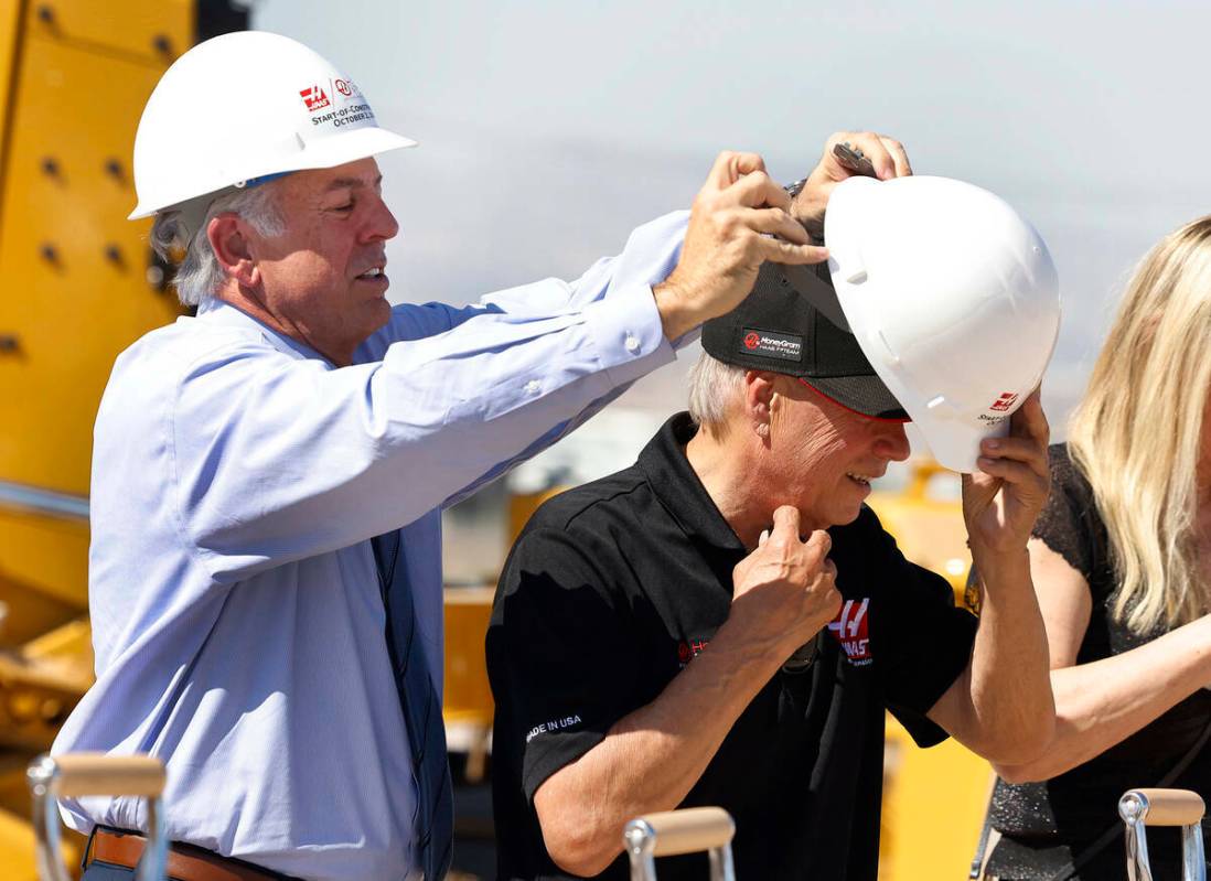 Gene Haas, a la derecha, fundador y director ejecutivo de Haas, recibe ayuda del gobernador Joe ...