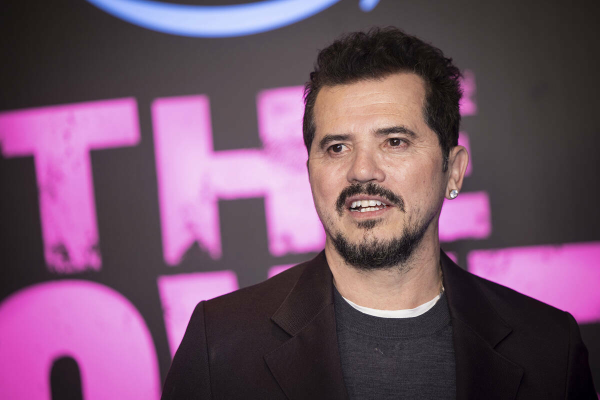 John Leguizamo posa para los fotógrafos a su llegada al estreno de la serie de televisión 'Th ...