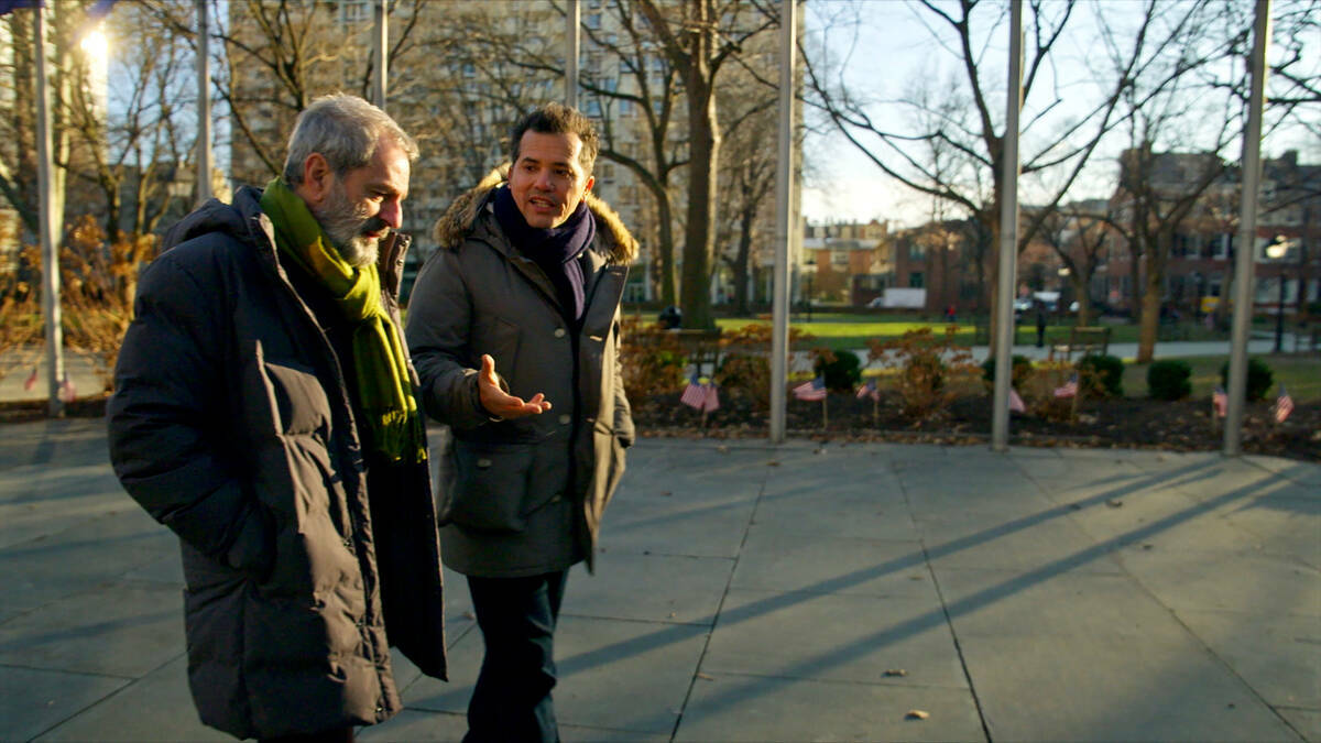 John Leguizamo, a la derecha, con el profesor José Moya en una escena de ‘American Historia: ...