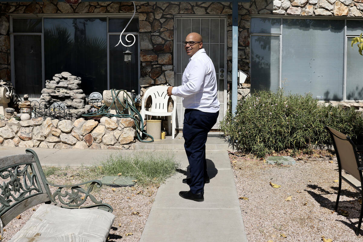 Jovan Jackson, candidato para el Distrito 6 de la Asamblea de Nevada, recorre un vecindario cer ...