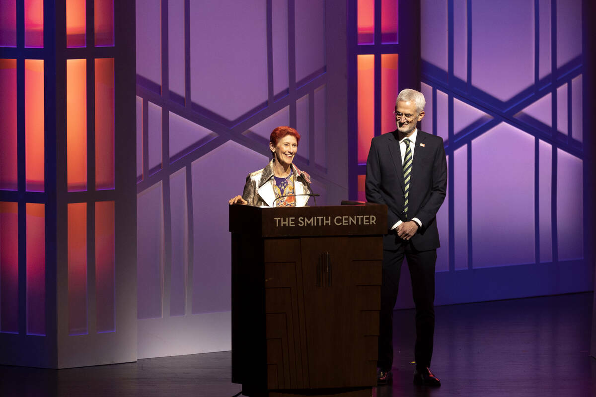 Beverly Rogers, a la izquierda, y Rory Reid, líder de The Rogers Foundation, hablan durante lo ...