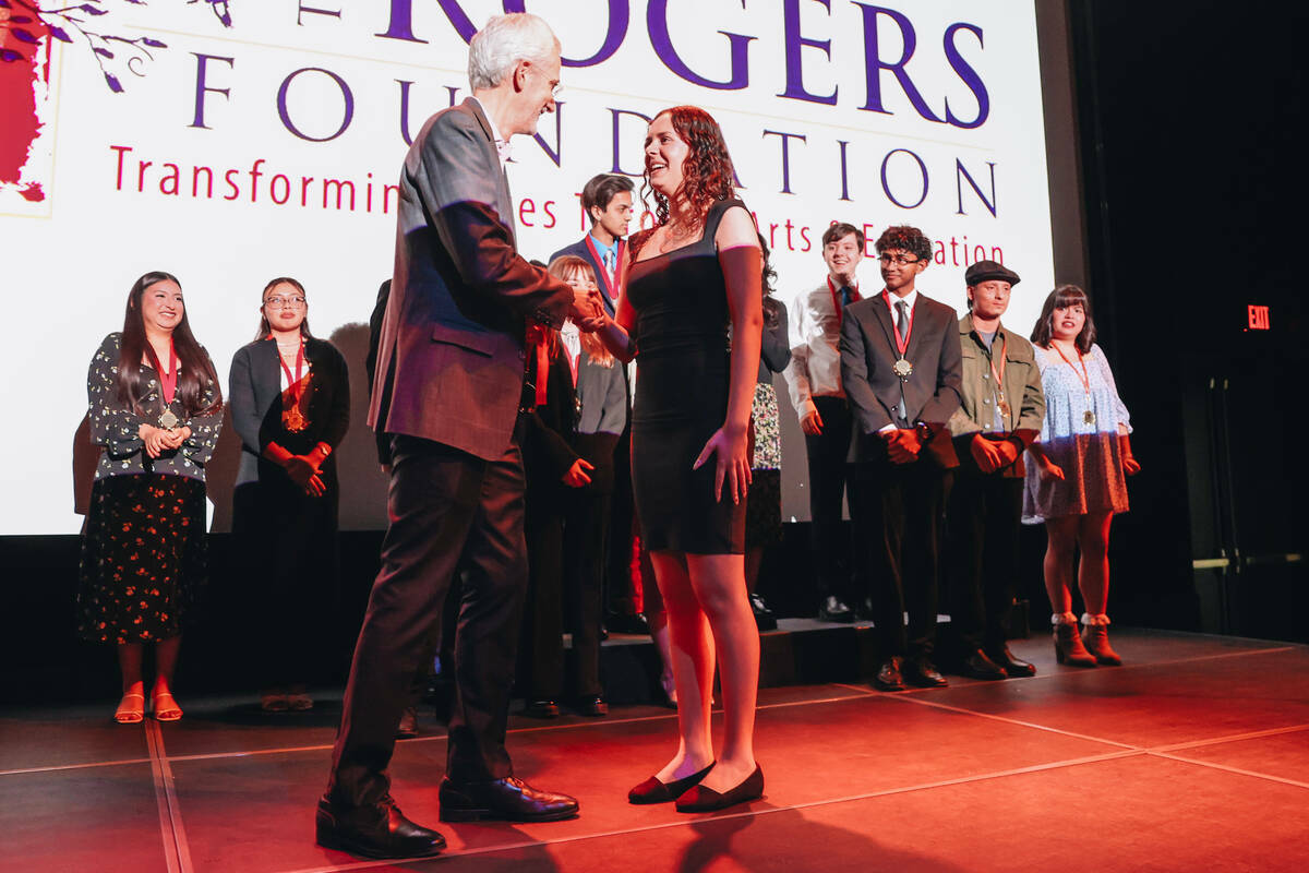 Jana Alnajjar, a la izquierda, recibe una beca universitaria de $100,000 de The Rogers Foundati ...