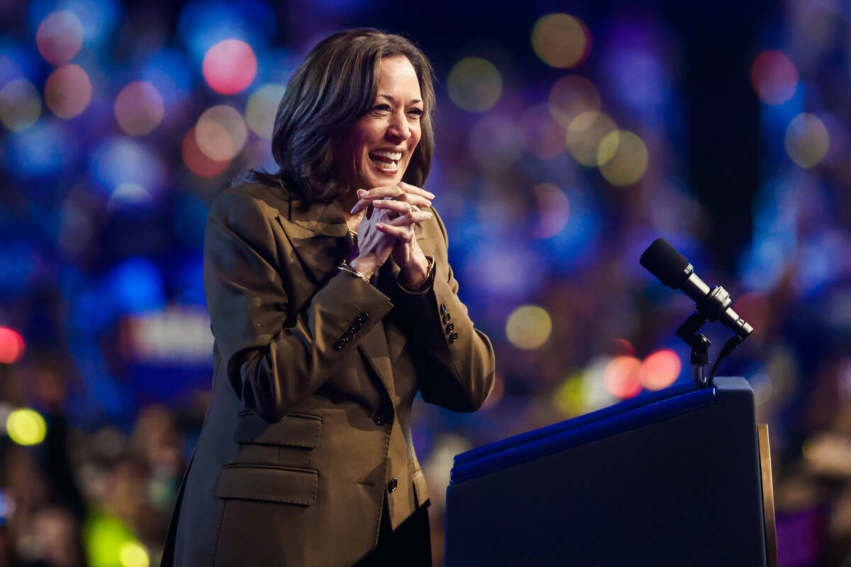 La candidata presidencial demócrata, la vicepresidenta Kamala Harris, habla ante una multitud ...