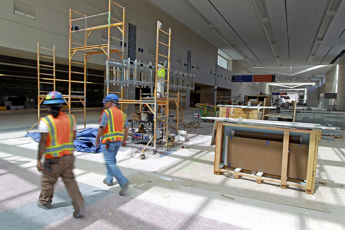 Trabajadores de la construcción caminan por la nueva Terminal 3 de McCarran, el miércoles 29 ...