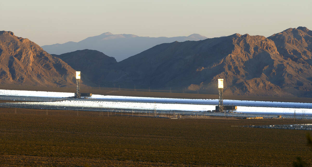 El Sistema de Generación Eléctrica Solar de Ivanpah es fotografiado el miércoles 25 de septi ...