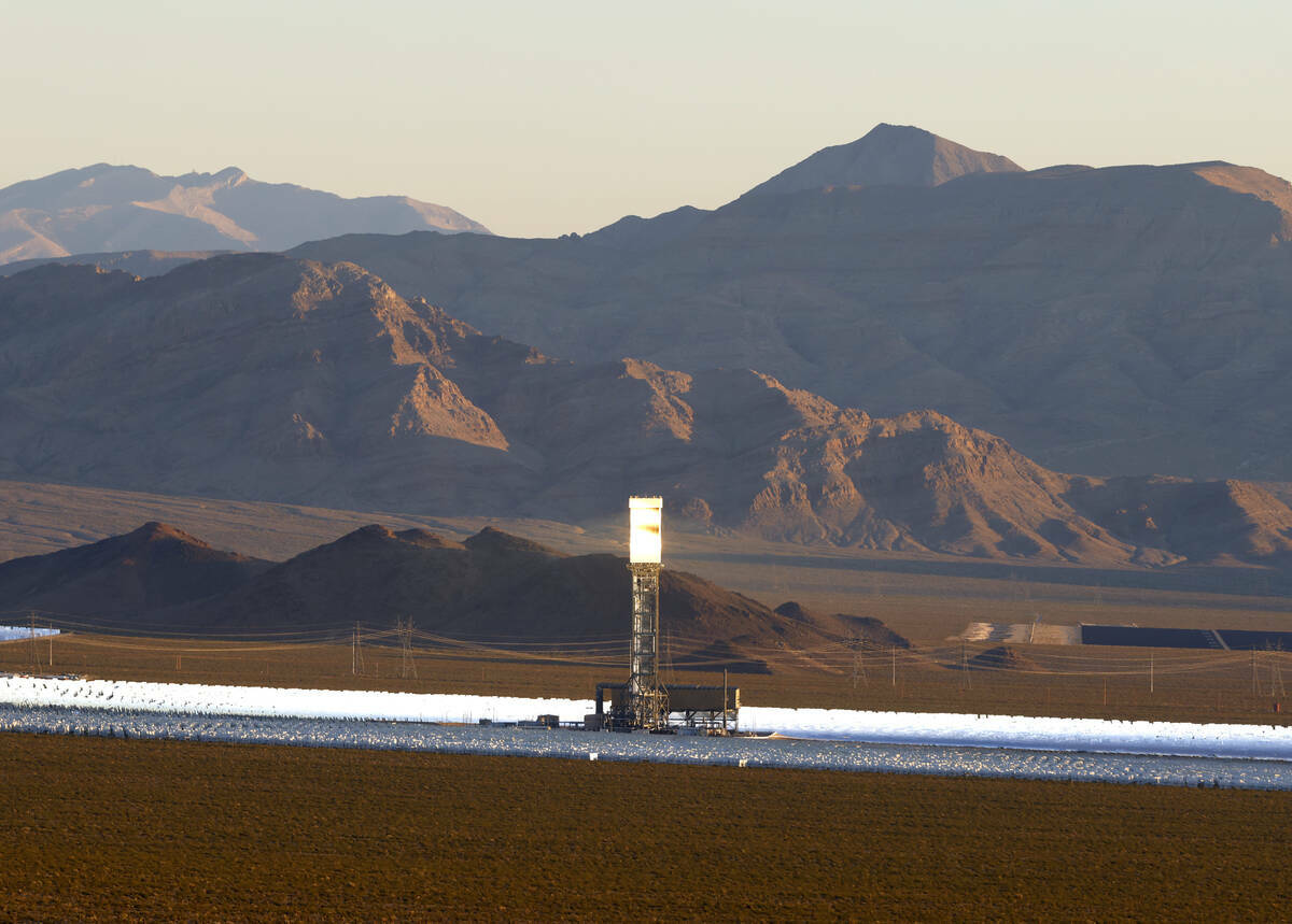 El Sistema de Generación Eléctrica Solar de Ivanpah es fotografiado el miércoles 25 de septi ...