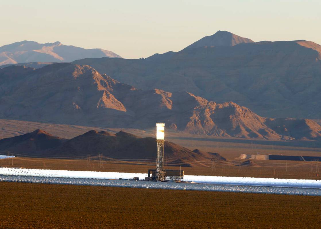 El Sistema de Generación Eléctrica Solar de Ivanpah es fotografiado el miércoles 25 de septi ...