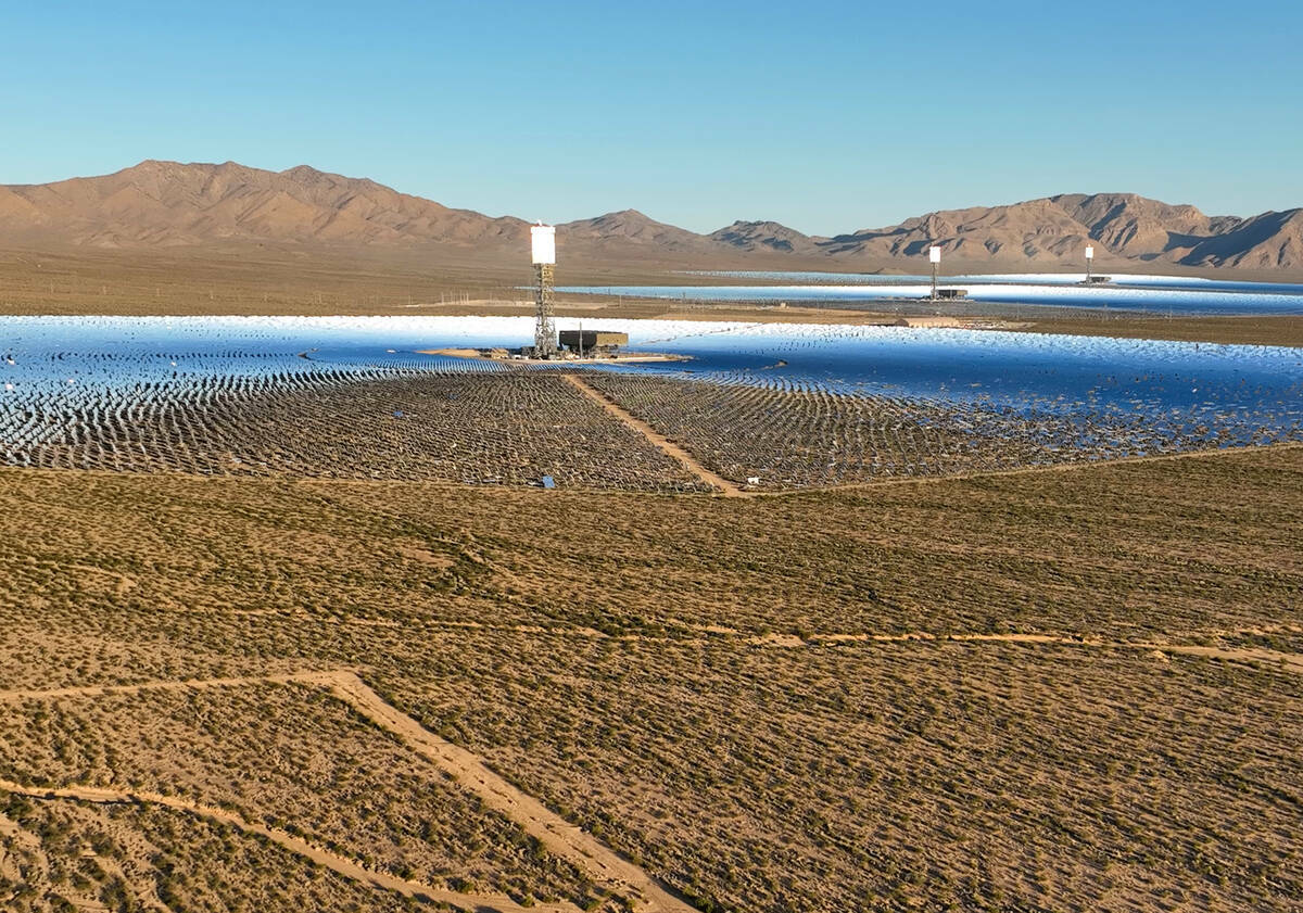 El Sistema de Generación Eléctrica Solar de Ivanpah es fotografiado el miércoles 25 de septi ...