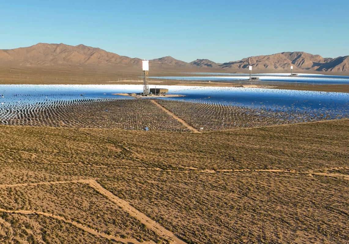 El Sistema de Generación Eléctrica Solar de Ivanpah es fotografiado el miércoles 25 de septi ...