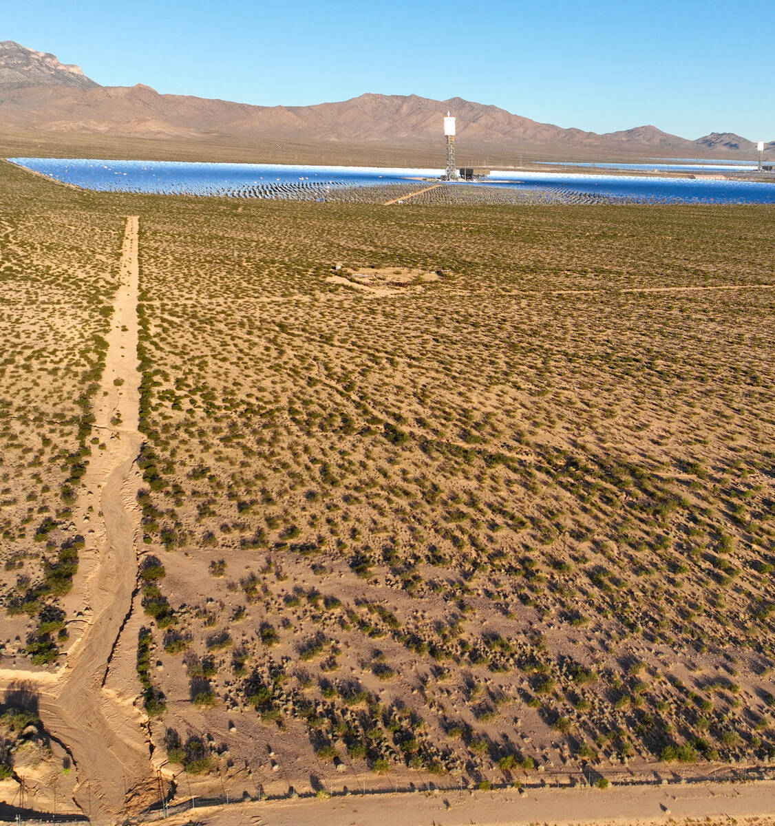 El Sistema de Generación Eléctrica Solar de Ivanpah es fotografiado el miércoles 25 de septi ...