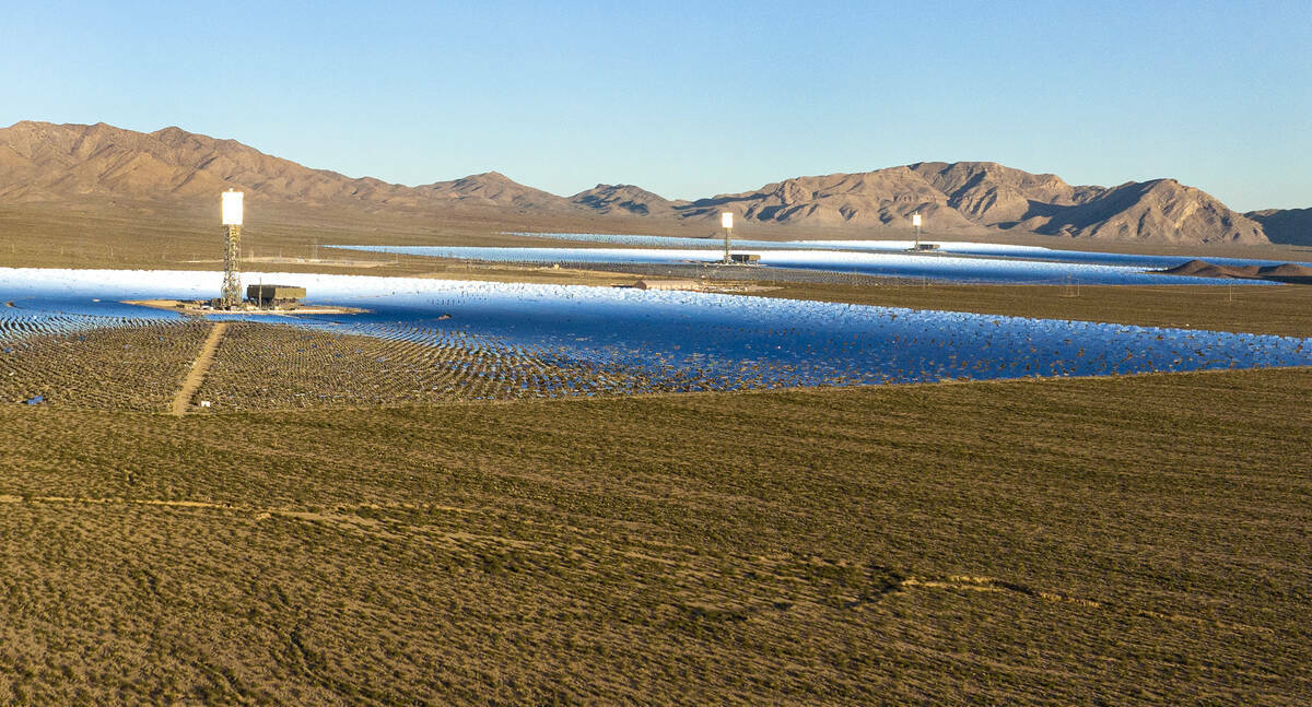 El Sistema de Generación Eléctrica Solar de Ivanpah es fotografiado el miércoles 25 de septi ...