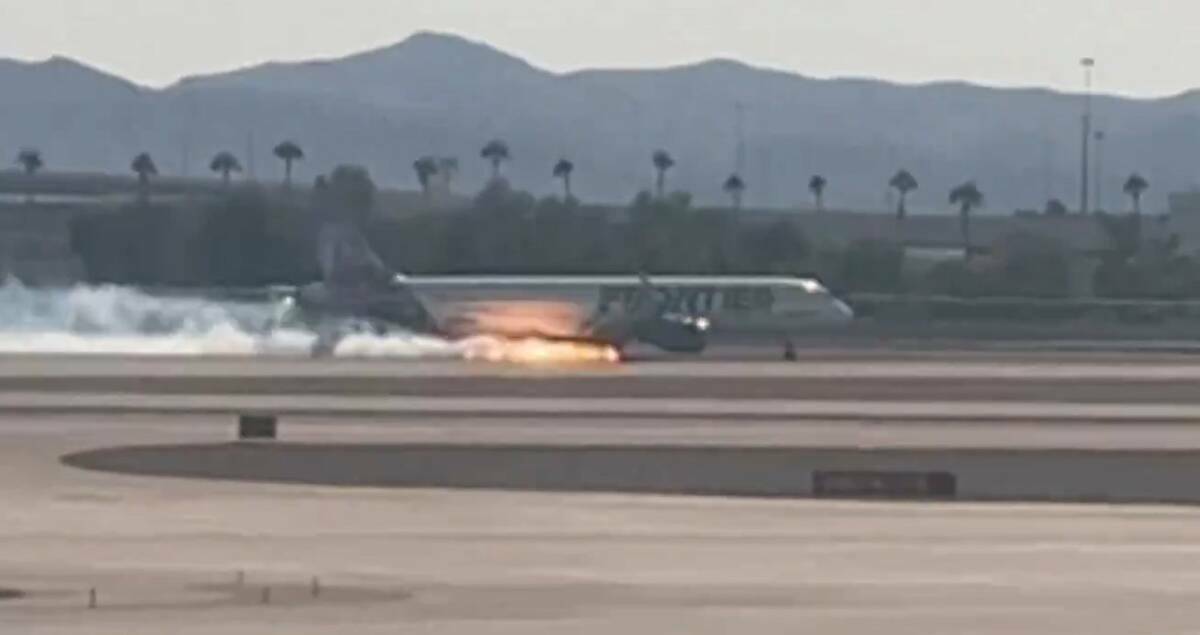 Llamas y humo son vistos saliendo de un avión de Frontier Airlines que aterrizó en el Aeropue ...