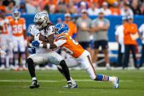 El wide receiver Jakobi Meyers (16) de los Raiders hace una atrapada con el cornerback Ja'Quan ...