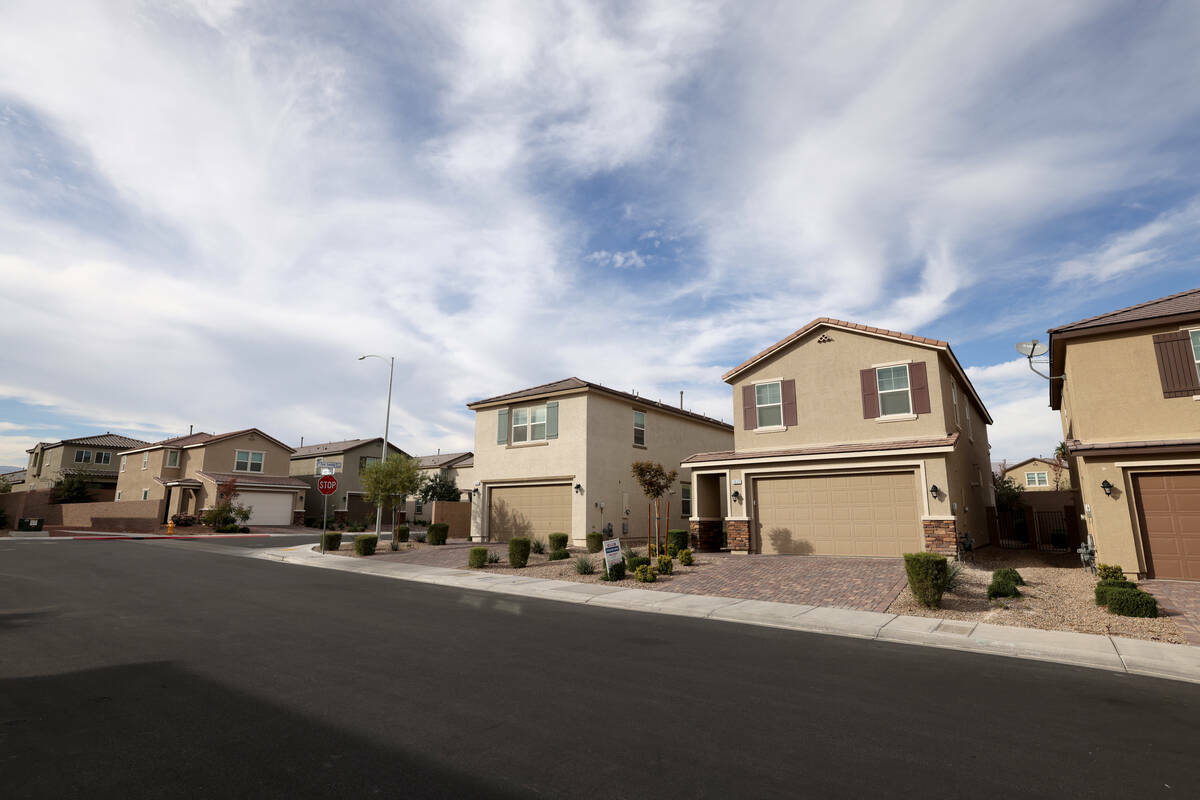 ARCHIVO - Casas vistas en el vecindario de Kings Crossings, en North Las Vegas, el lunes 13 de ...