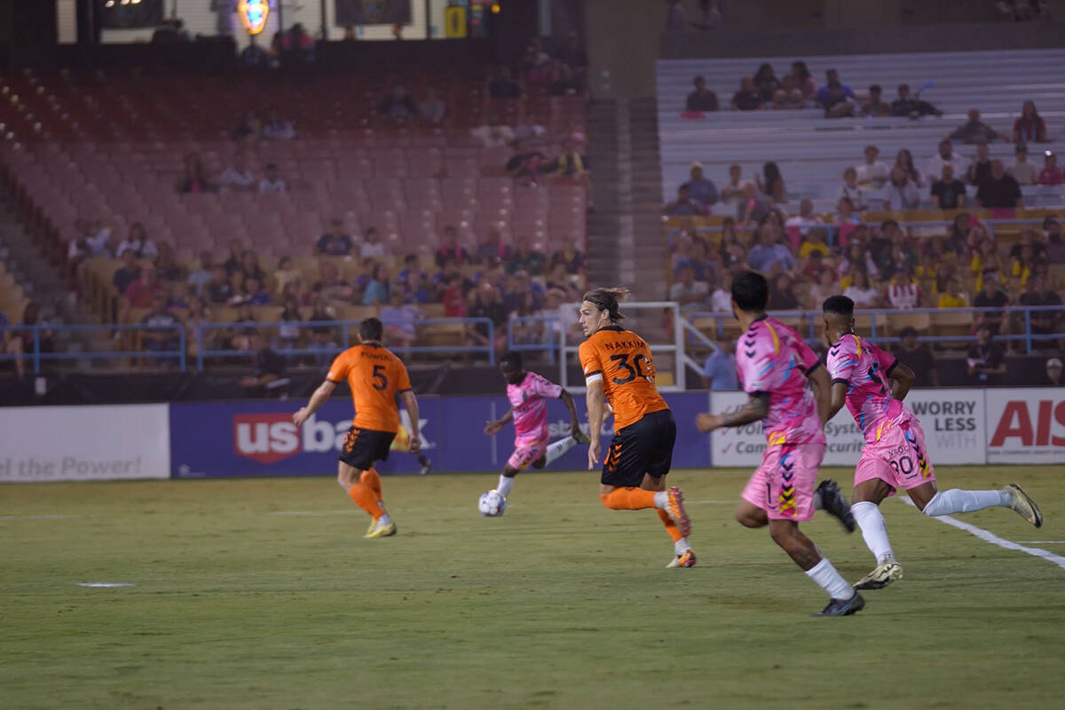 Solomon Asante manda centro que sería anotado por Khori Bennet para el empate en partido contr ...