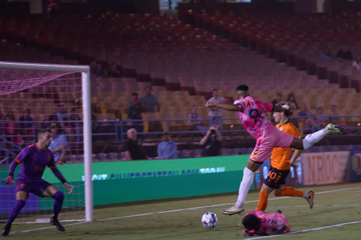 Khori Bennet cabecea el balón para anotar el empate en partido contra el Orange County SC en C ...