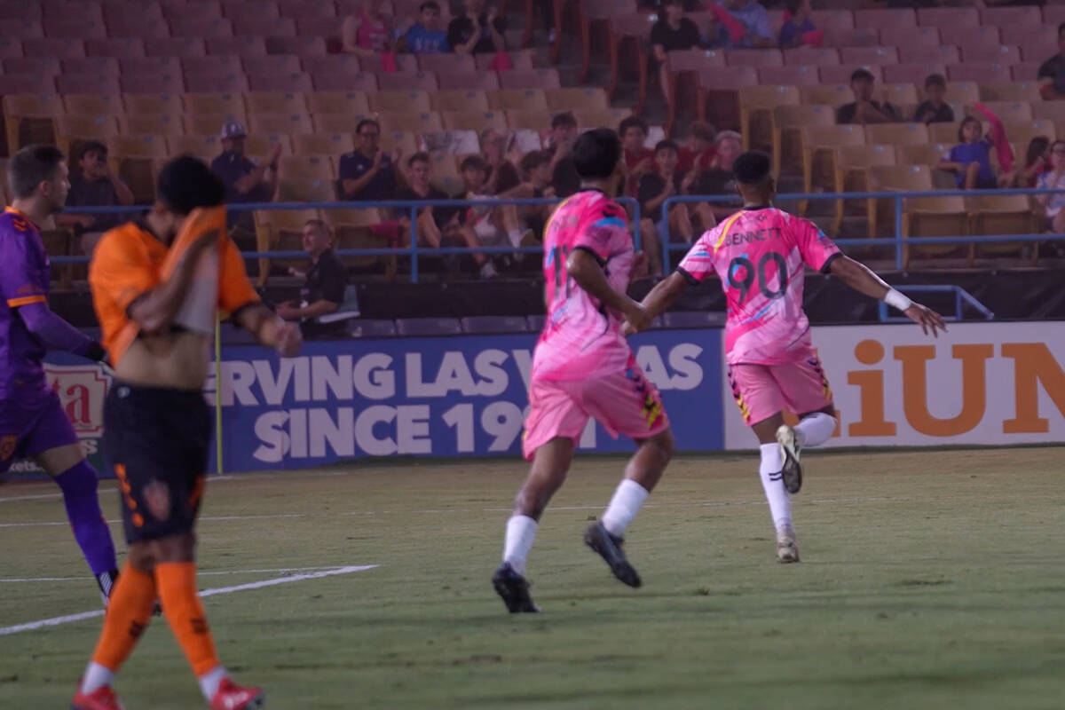 Khori Bennet celebra tras anotar el gol de empate en partido contra el Orange County SC en Cash ...