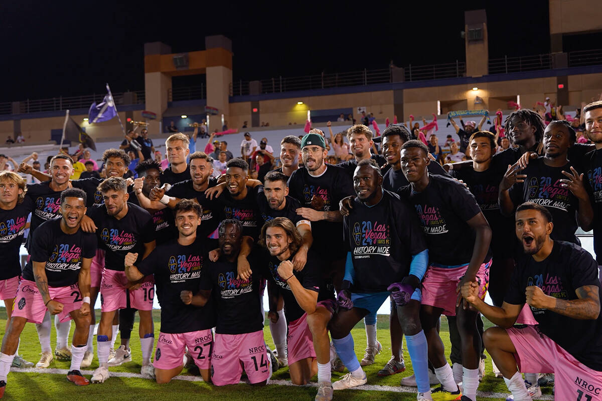 El equipo de fútbol de Las Vegas celebra el pase a la liguilla de la USL tras empatar contra e ...