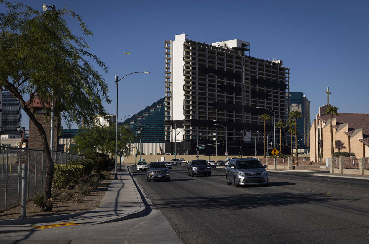 El Tropicana, cuya implosionación está programada para el 9 de octubre, fotografiado desde Gi ...