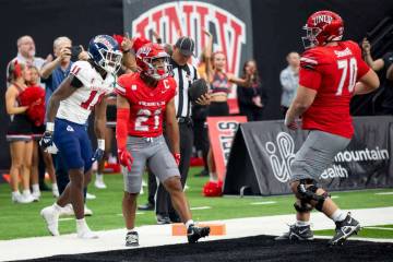 El wide receiver de UNLV, Jacob De Jesús (21), celebra después de anotar un touchdown durante ...