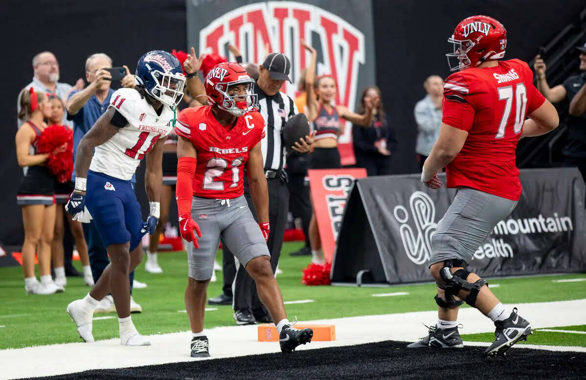 El wide receiver de UNLV, Jacob De Jesús (21), celebra después de anotar un touchdown durante ...