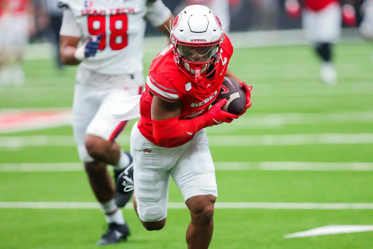 El wide receiver de UNLV, Jacob De Jesús (21), corre con el balón durante un partido de fútb ...